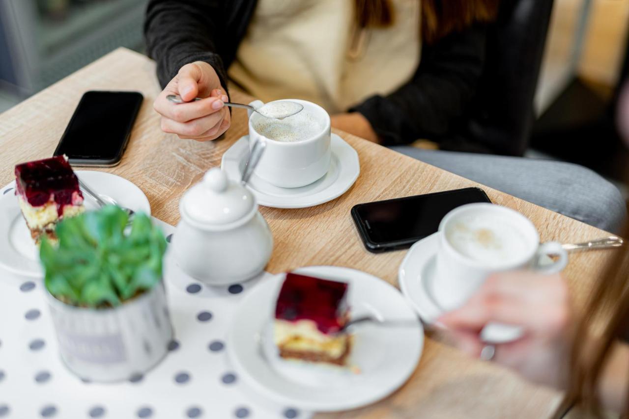 Dom Goscinny Bialy Dworek Człuchów Esterno foto