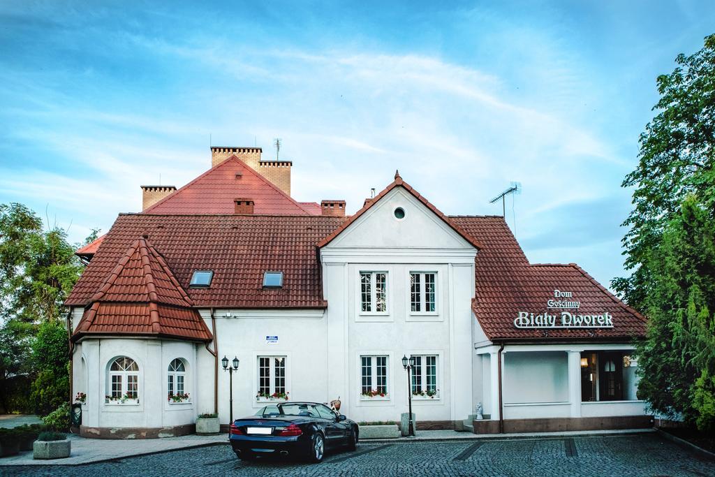 Dom Goscinny Bialy Dworek Człuchów Esterno foto