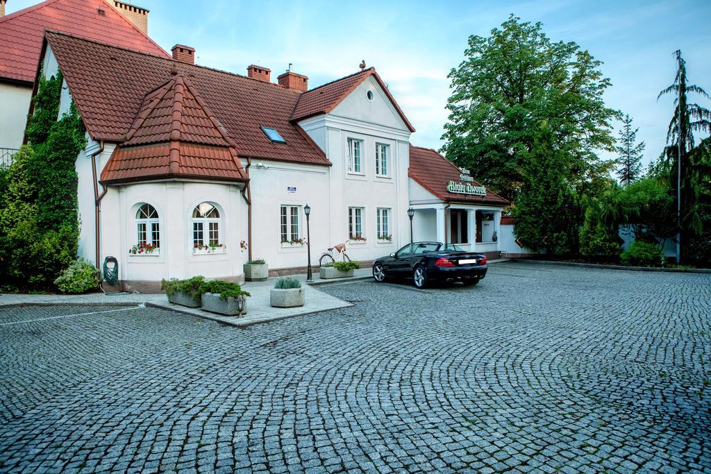 Dom Goscinny Bialy Dworek Człuchów Esterno foto